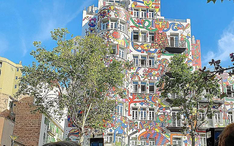 “Fachada del Hotel Artmadams decorada con un mural artístico de colores vibrantes.”