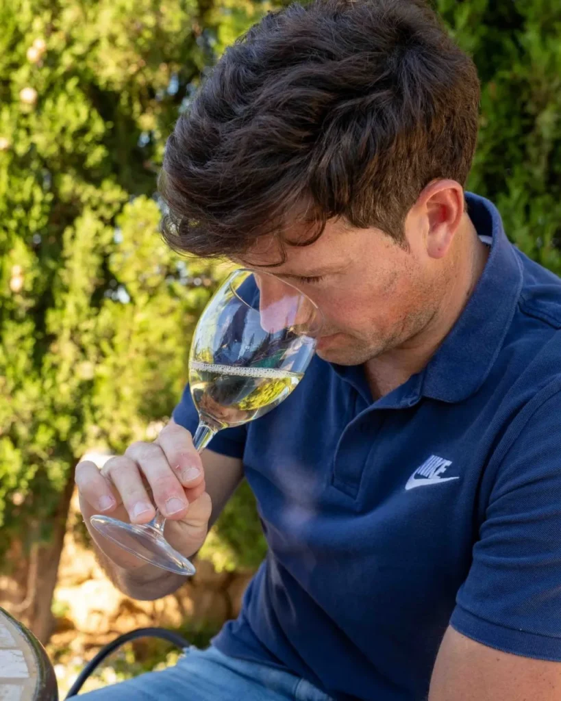 Persona degustando vino blanco al aire libre durante una cata de Vinum Pro Nobis